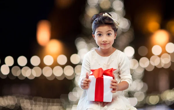 Ευτυχισμένος κορίτσι με το κιβώτιο δώρων πάνω από τα φώτα των Χριστουγέννων — Φωτογραφία Αρχείου