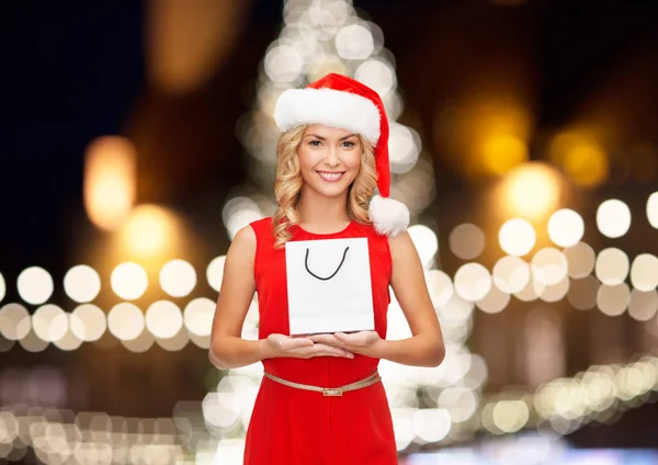 Mujer en navidad sombrero de santa con bolsa de compras —  Fotos de Stock