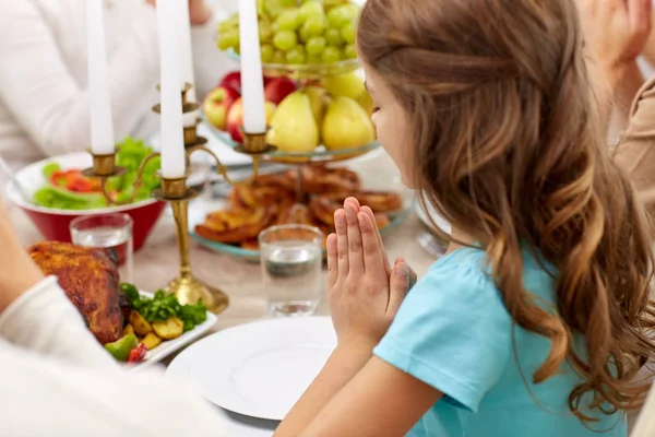 Meisje met familie te eten en te bidden thuis — Stockfoto