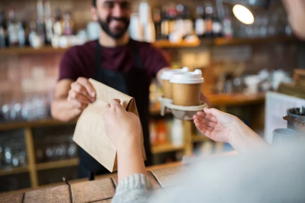 Man or bartender serving customer at coffee shop — Stock Photo, Image