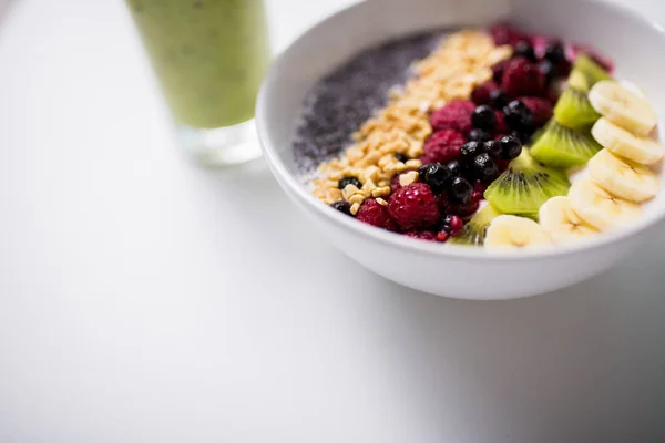 Batido e tigela de iogurte com frutas e sementes — Fotografia de Stock