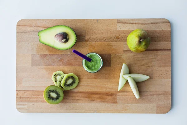 Toples dengan buah puree atau makanan bayi di papan kayu — Stok Foto