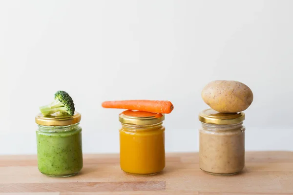 Puree z warzyw lub żywności dla niemowląt w słoikach — Zdjęcie stockowe