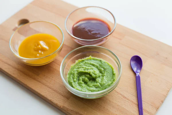 Sayur puree atau makanan bayi dalam mangkuk kaca — Stok Foto