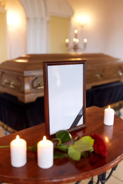 Fotoram och kistan vid begravning i kyrka — Stockfoto
