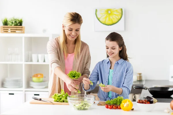 Happy family cooking salad at home kitchen — Stock Photo, Image