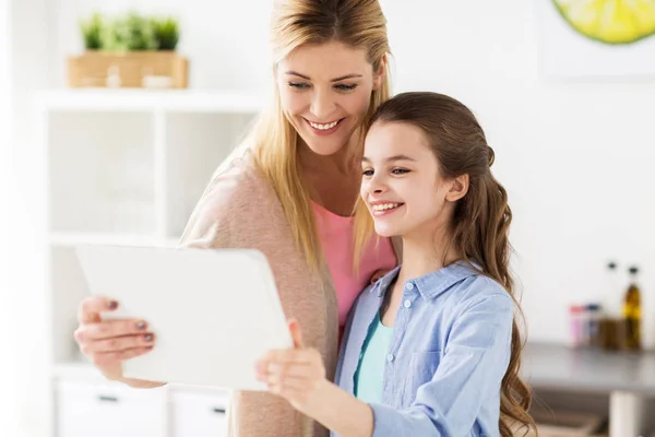 Šťastná rodina s počítačem tablet pc v kuchyni — Stock fotografie