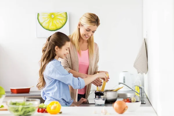 Счастливая семья приготовления пищи на домашней кухне — стоковое фото