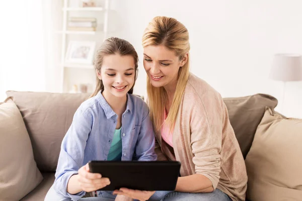 Glückliche Familie mit Tablet-PC zu Hause — Stockfoto