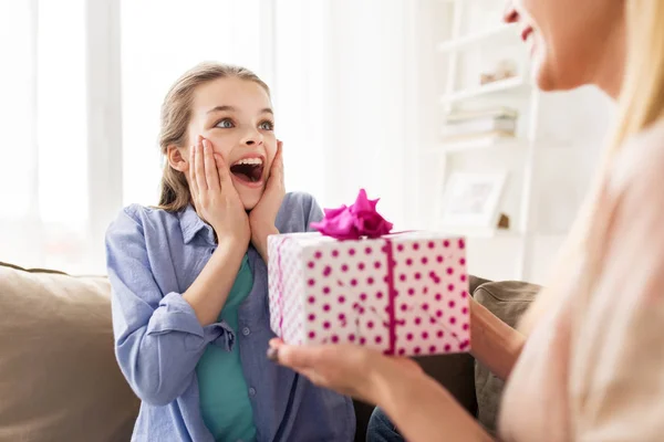 Moeder geeft verjaardagscadeau aan meisje thuis — Stockfoto