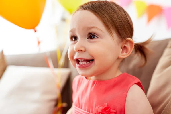 Ευτυχισμένο μωρό κορίτσι σε πάρτι γενεθλίων στο σπίτι — Φωτογραφία Αρχείου