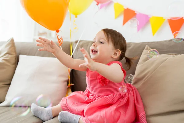 Happy baby flicka på födelsedagsfest hemma — Stockfoto