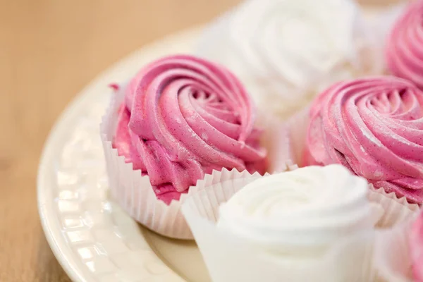 Primer plano del postre de zephyr o malvavisco en el plato — Foto de Stock