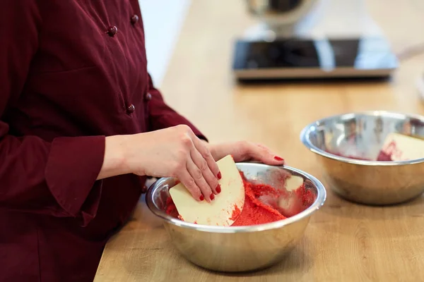 Chef che fa pastella di macaron in pasticceria — Foto Stock