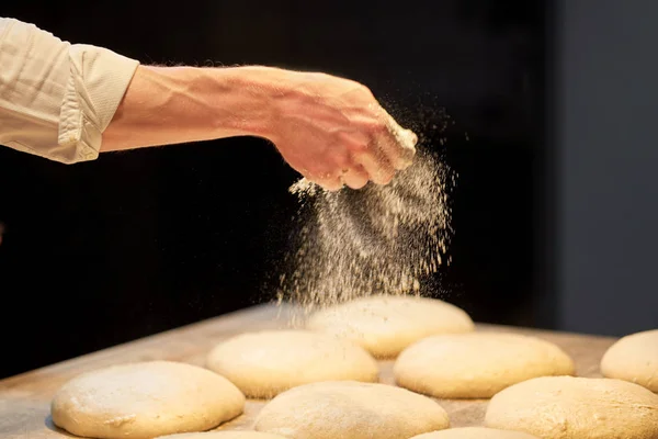 Chef o panadero haciendo masa de pan en la panadería — Foto de Stock