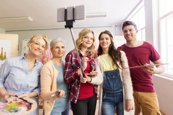 Grupo de artistas que levam selfie na escola de arte — Fotografia de Stock