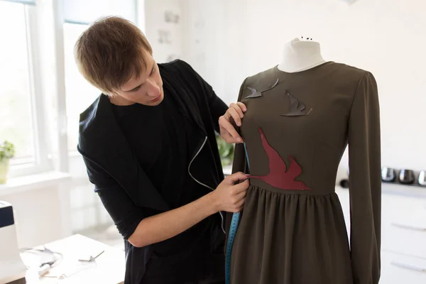 Módní návrhářka s fiktivní dělat šaty ve studiu — Stock fotografie