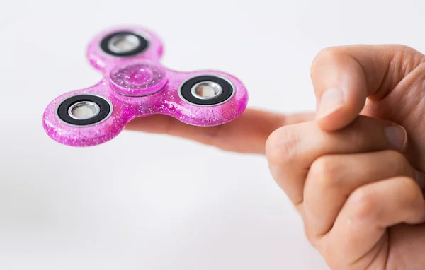 Nahaufnahme des Handspiels mit Fidget Spinner — Stockfoto