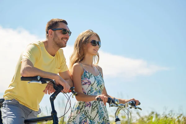 Casal feliz com bicicletas no país — Fotografia de Stock