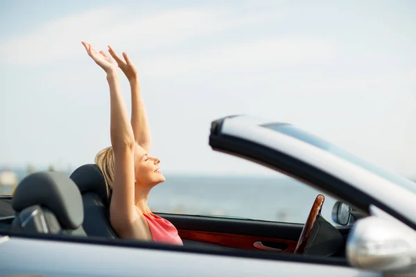 Glückliche junge Frau im Cabrio — Stockfoto