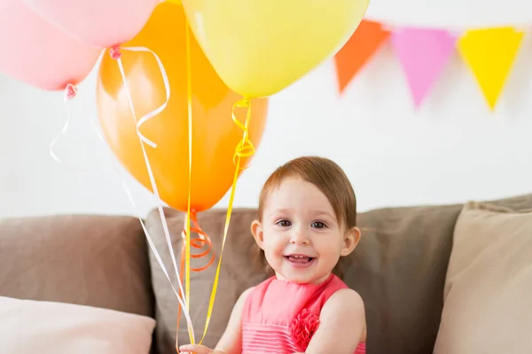 Happy babymeisje op verjaardagsfeestje thuis Rechtenvrije Stockfoto's