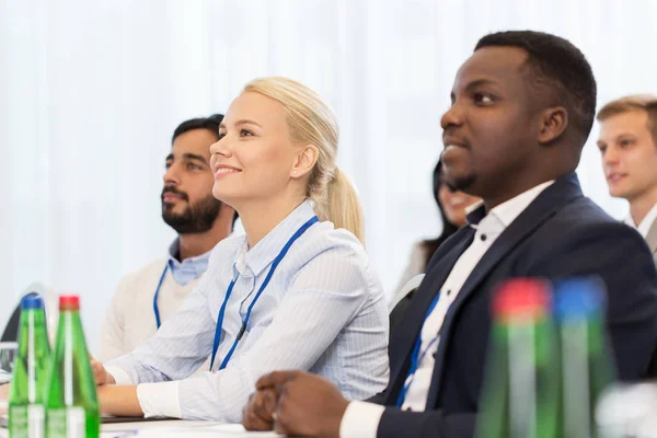 Felice business team alla conferenza internazionale — Foto Stock