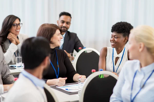 Feliz equipo de negocios en la conferencia internacional —  Fotos de Stock