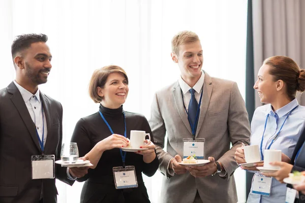 Feliz equipo de negocios en la conferencia internacional — Foto de Stock