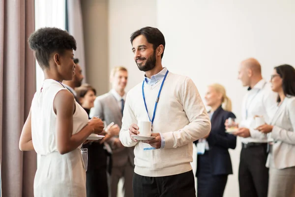 Gente de negocios con insignias de conferencia y café — Foto de Stock