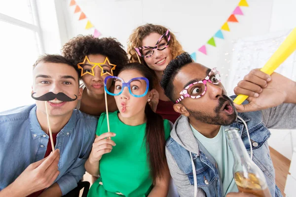 Amigos felizes ou equipe se divertindo na festa do escritório — Fotografia de Stock