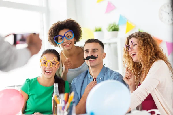 Amigos ou equipe fotografar na festa de escritório — Fotografia de Stock