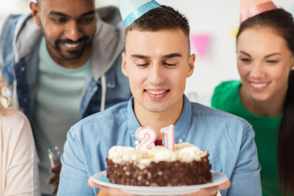 Hombre con pastel de cumpleaños y equipo en la fiesta de la oficina —  Fotos de Stock