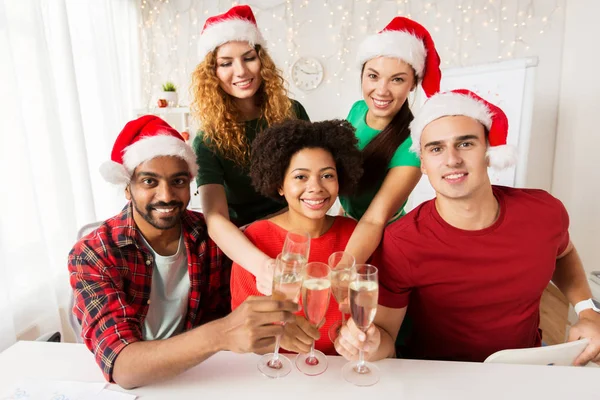 Feliz equipo celebrando la Navidad en la fiesta de la oficina — Foto de Stock