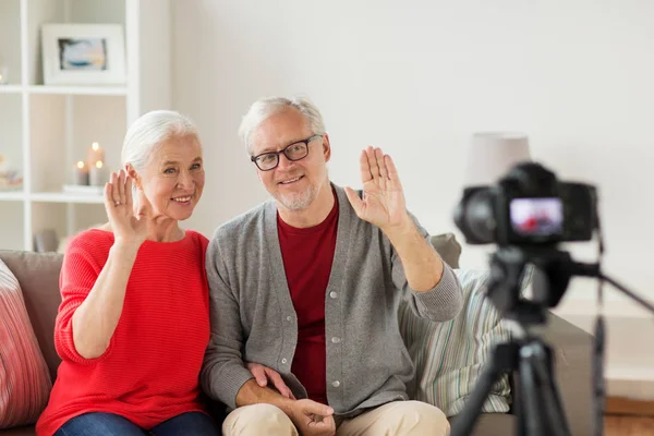 Gelukkige senior paar met camera opname video — Stockfoto