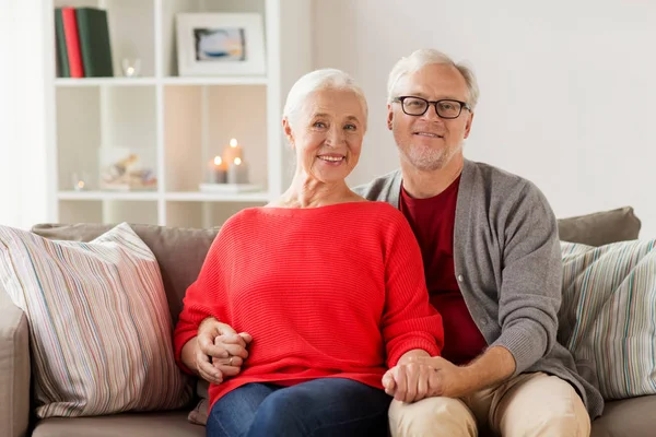 Glücklich lächelndes Seniorenpaar zu Weihnachten — Stockfoto