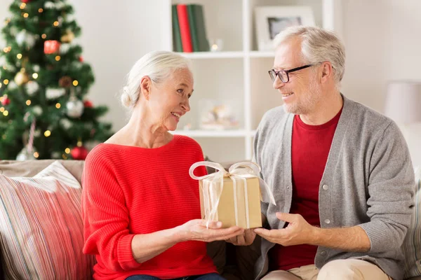 Felice sorridente coppia anziana con regalo di Natale — Foto Stock