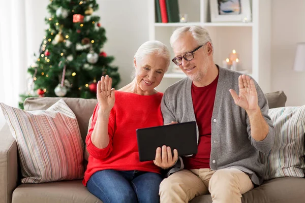 Felice coppia anziana con tablet pc a Natale — Foto Stock