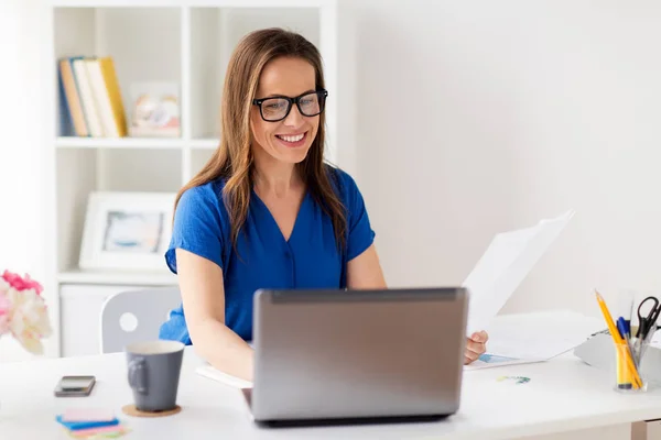 Femeie fericită cu laptop care lucrează acasă sau la birou — Fotografie, imagine de stoc