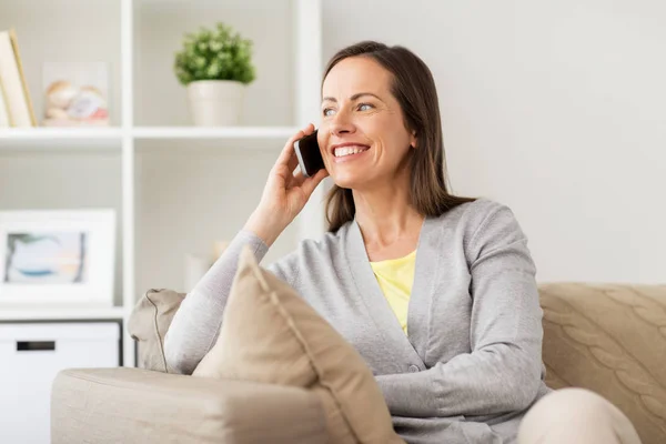 Ευτυχισμένη γυναίκα καλεί smartphone στο σπίτι — Φωτογραφία Αρχείου