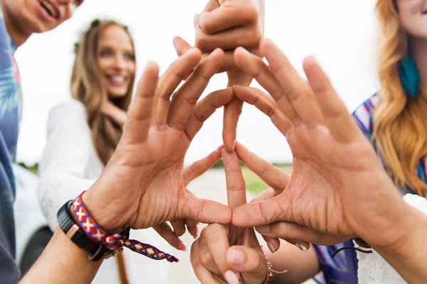 Manos de amigos hippies mostrando señal de paz — Foto de Stock