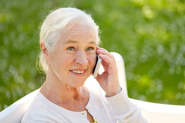 Boldog idősebb asszony hívás-smartphone-nyáron — Stock Fotó