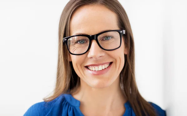 Close-up de sorrindo mulher de meia idade em óculos — Fotografia de Stock