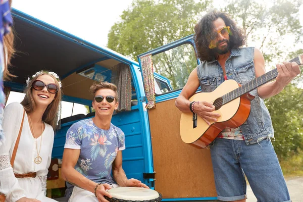 Fröhliche Hippie-Freunde musizieren im Minivan — Stockfoto