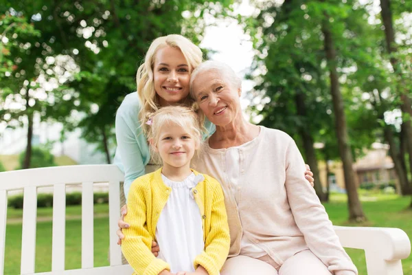 Donna con figlia e madre anziana al parco — Foto Stock