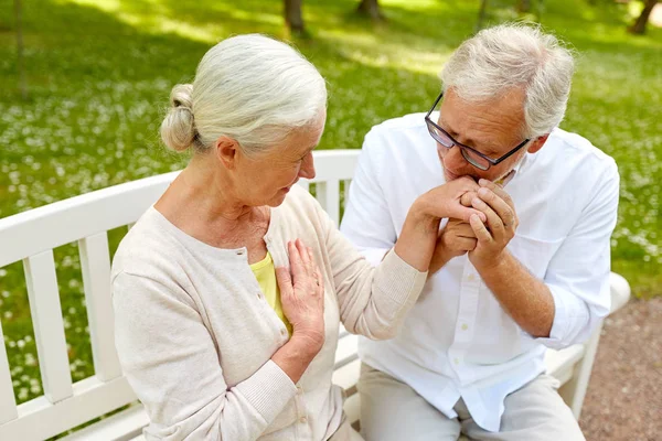 Glückliches Senioren-Paar umarmt sich im Stadtpark — Stockfoto