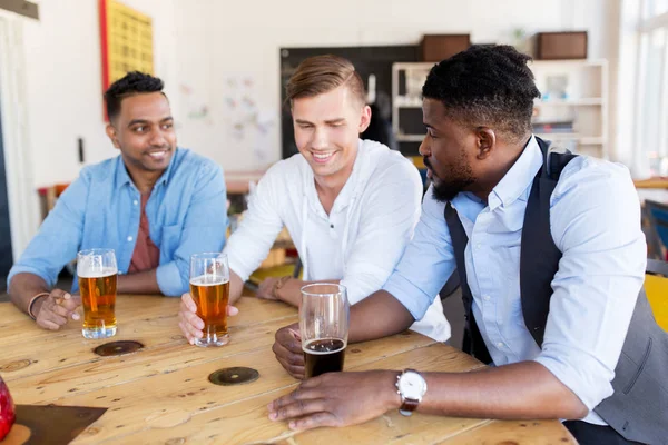 Happy manliga vänner dricka öl på baren eller pub — Stockfoto