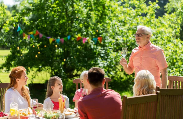 Щаслива сім'я вечеря або літня вечірка в саду — стокове фото