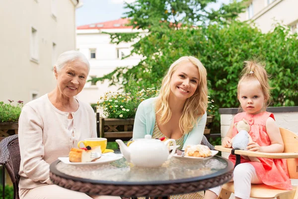 Mor, mormor och barnbarn på café — Stockfoto
