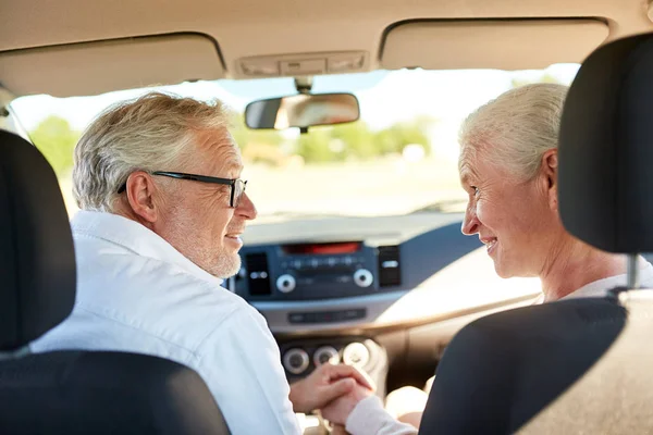 Feliz casal sênior dirigindo no carro — Fotografia de Stock