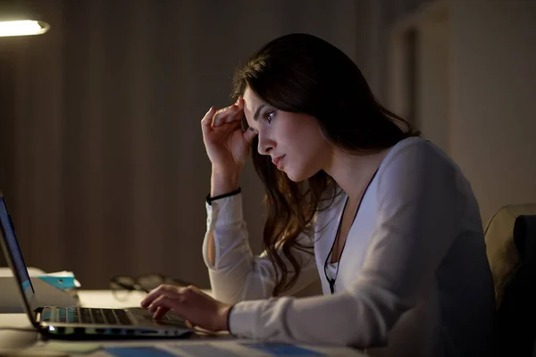 Bizneswoman z laptopa w biurze noc — Zdjęcie stockowe